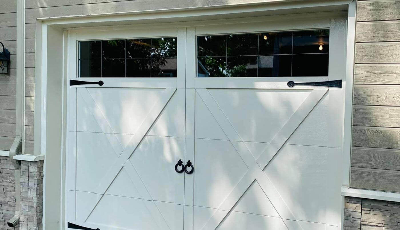 Une porte de garage avec deux fenêtres, offrant un design fonctionnel et esthétique.