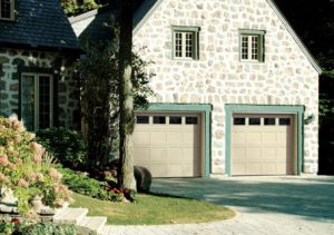 Maison de style Champêtre avec portes de garage