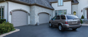 Maison avec portes de garage