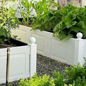 Panneaux de porte de garage transformés en boîte à fleurs