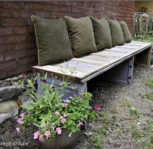 Panneaux de porte de garage transformés en banc de parc dans le jardin