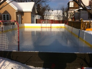 Patinoire, derrière un but