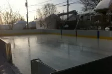 Une deuxième vie pour votre vieille porte de garage : faites-en une patinoire.