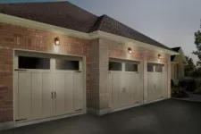 Quel matériau choisir pour votre porte de garage : acier ou bois?