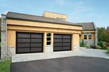 Prolongez votre maison en construisant une terrasse couverte avec portes de garage vitrées
