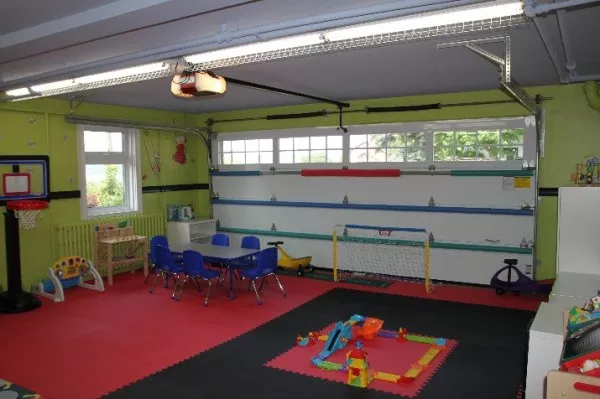 Salle de jeux dans le garage, vue porte de garage